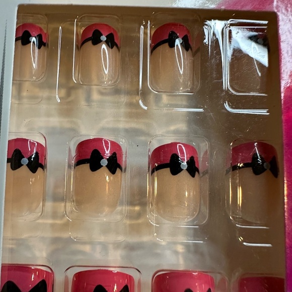 🩷5/$10 Fashion Nails - Pink and Black bows - Picture 2 of 5